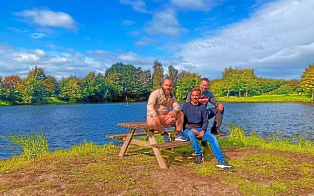 Hadsund Put & Take drives af Emil Kristensen (tv), Peter Kristensen og Daniel Højmark. De har alle andet arbejde ved siden af, så søen er som regel ubemandet af personale. Privatfoto