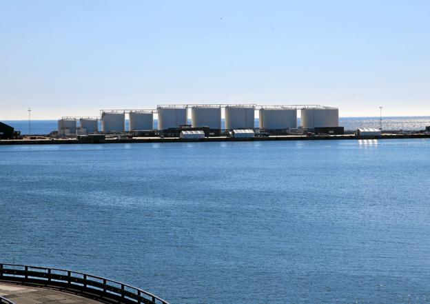 Olieterminalen på den ny del af havnen skal fra årsskiftet forsyne skibstrafikken i Kattegat og Skagerrak med miljørigtigt brændstof. Foto: Hans Sejlund