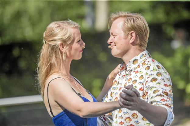 Den romantiske operette ”Farinelle” indgik også i repertoiret. Her danser Mette-Marie Øyen og Thomas Storm vals til en af sangene. Foto: Allan Mortensen