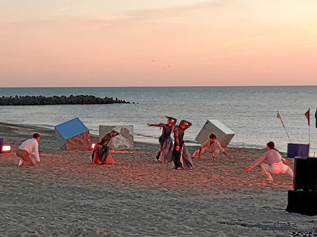 ”Dans under åben himmel” er en familieforestilling, man kan opleve uanset alder eller nationalitet. Foto: Holstebro Dansekompagni