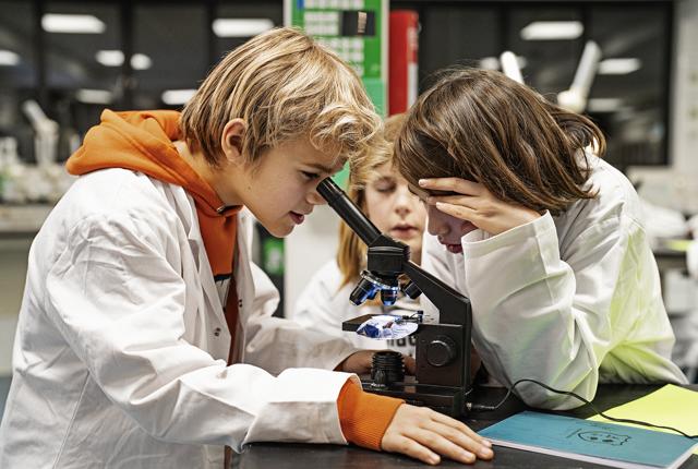 Videnskabsklubben er et tilbud til nysgerrige børn om at "gå til naturvidenskab" efter skole, ligesom andre børn går til spejder, fodbold og ridning. Foto: Lars Svankjær