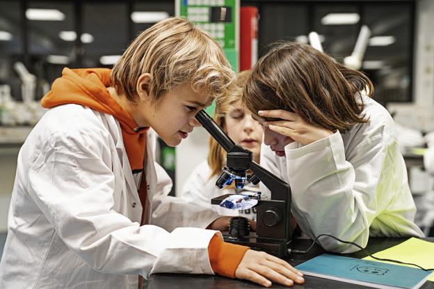 Videnskabsklubben er et tilbud til nysgerrige børn om at "gå til naturvidenskab" efter skole, ligesom andre børn går til spejder, fodbold og ridning. Foto: Lars Svankjær