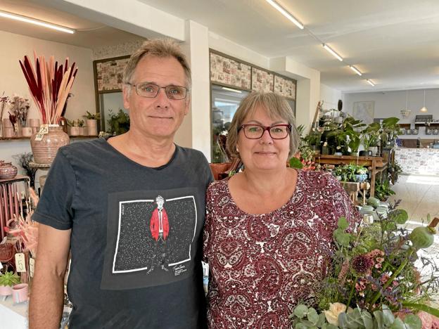 Charlotte Norre Larsen - her sammen med kæresten og medhjælperen i butikken Leo Nysom - flytter sin blomsterbutik ChaNoLa fra Hadsund til Hobro. Foto: Jesper Bøss