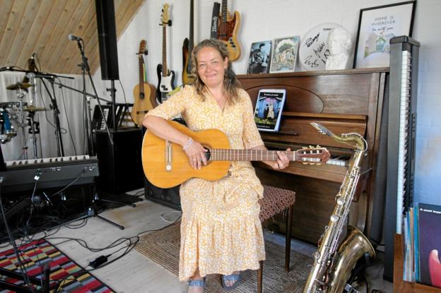 Anette Bilde Jacobsen underviser børn i hjemlige omgivelser. Lokalet er fyldt med musikinstrumenter. Foto: Jørgen Ingvardsen