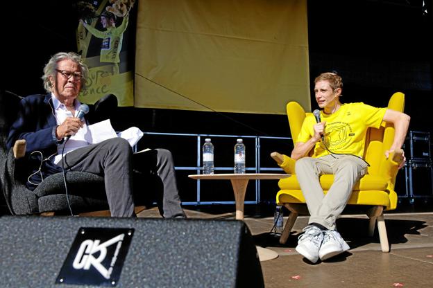 De to Skipper Bamsestole som Jonas Vingegaard og Jørgen Leth sad i på scenen, da Glyngøre holdt en lille ”havefest” med 22.000 deltagere for at fejre Jonas, er netop kommet på auktion hos Bruun-Rasmussen. Arkivfoto