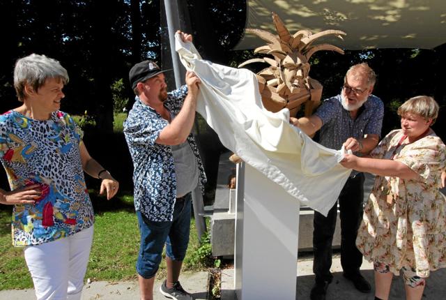 Kunstneren Frank Fenriz afslørede skulpturen sammen med sit ”dreamteam” fra bofællesskabet Lundagervej Kim, Lone og Pia. Foto: Jørgen Ingvardsen