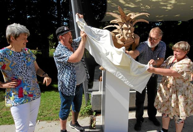 Kunstneren Frank Fenriz afslørede skulpturen sammen med sit ”dreamteam” fra bofællesskabet Lundagervej Kim, Lone og Pia. Foto: Jørgen Ingvardsen