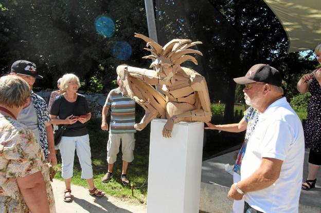 Efter afsløring blev skulpturen studeret og beundret af de fremmødte. Den kan ses på Kunstcentret under hele den nuværende skulpturudstilling. Foto: Jørgen Ingvardsen