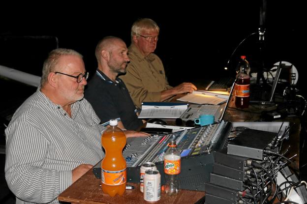 Instruktør og forfatter Yngve Rasmussen med Dennis Albertsen og Svend Aage Flyvholm, der styrer lys og lyd samt afspilning af lydfilerne. Foto: Tommy Thomsen