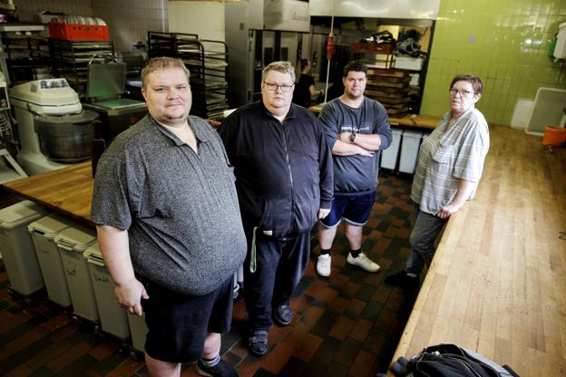Anita Holleufer med sine sønner, Peter, Michael og Henrik og deres mor Anni, står i Farsø Bageri. Hylderne er tomme. Det er lommerne også. Forretningen er gået konkurs efter 11 år. <i>Foto: Torben Hansen</i>