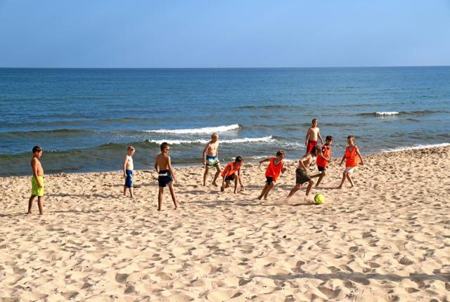 Det var en varm omgang for u12-drengene at træne fodbold mandag eftermiddag. Heldigvis havde trænerne lagt en alternativ træningsplan - på stranden. Foto: Vibe Maria Dahl Andersen
