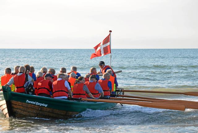 Anne Honoré Østergaard, Søren Smalbro og resten af byrådsgruppen tager på en sejltur med Tversted Bjærgelaugs fladbåd, inden mødet går i gang. Privatfoto