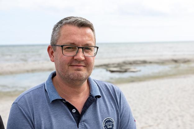 Thomas Pedersen er formand for Samrådet Østkysten og er med i brandinggruppen, fritid- og skole, kasserer i Jernstøberiet - og elsker Asaa, som han er meget glad for ikke længere er en småsur soveby. <i>Foto: Kim Dahl Hansen</i>