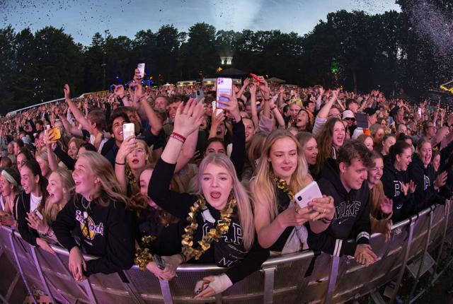 Et begejstret publikum foreviget til Rasmus Seebach fra fotograven foran scenen. Foto: Claus Søndberg