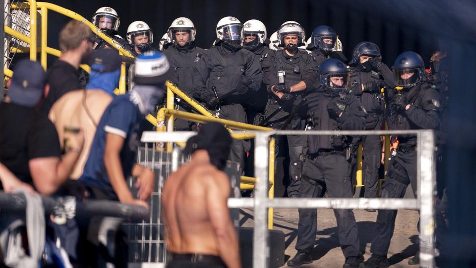 Et stort antal politibetjente måtte lægge sig imellem, da der tirsdag opstod konfrontationer i Dortmund, hvor FC København var på besøg. <i>Liselotte Sabroe/Ritzau Scanpix</i>