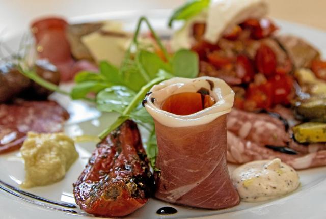 Den italienske servering begyndte naturligvis med antipasti – en tallerken med italienske charcutteri-specialiteter. Foto: Jesper Hansen