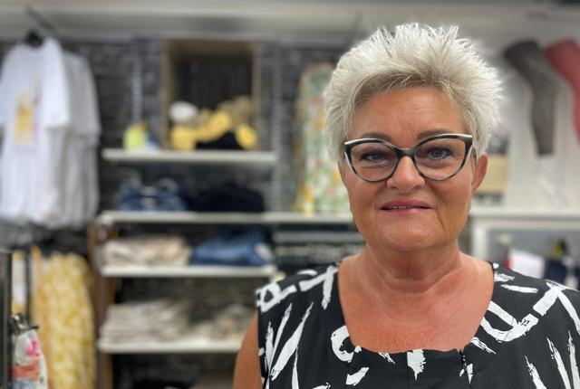 Forventningens glæde er stor hos Lone Jørgensen, der tirsdag 5. juli fejrer 60 års fødselsdag i butikken Julia, hvor hun har været i 23 år. Foto: Lise Sastakauskas Østergaard