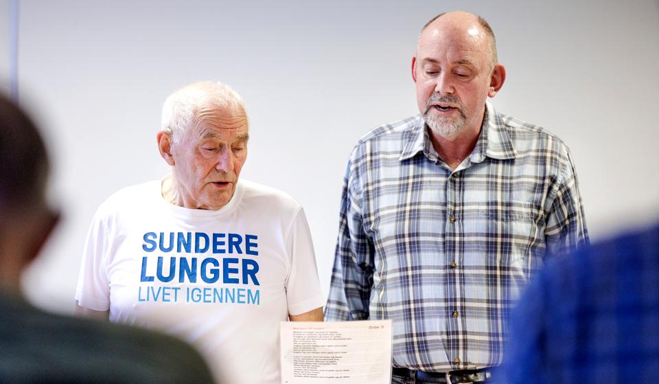 Frank Hampenberg Andersen og Jan Larsen går nødig glip af onsdagens korsang - bagefter kan de trække vejret bedre, og det er hyggeligt imens de er samlet i koret. <i>Foto: Torben Hansen</i>