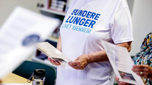 Nogle står op og synger under nogle af sangene - man kan også sidde ned. <i>Foto: Torben Hansen</i>