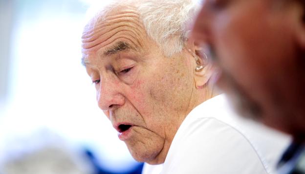 Frank Hampenberg Andersen har to lungesygdomme, og det betyder, at han let bliver forpustet og må holde pauser. Men det hjælper at synge. <i>Foto: Torben Hansen</i>
