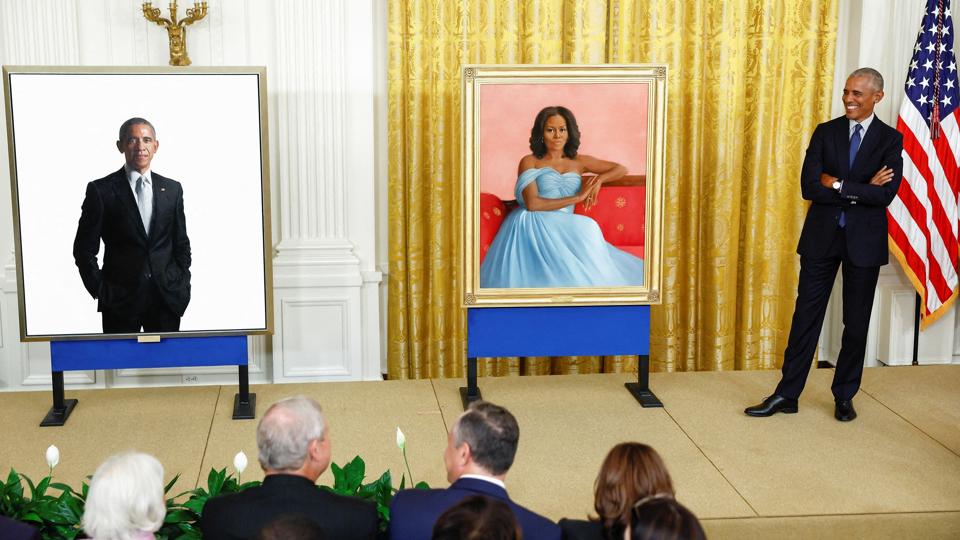 Barack Obama og Michelle Obama fik onsdag afsløret deres portrætter, der for eftertiden skal hænge i Det Hvide Hus. <i>Evelyn Hockstein/Reuters</i>
