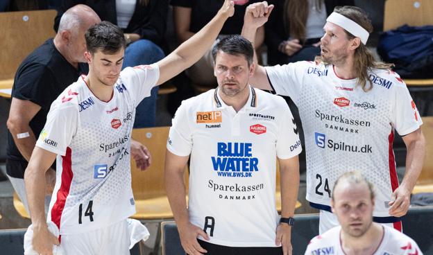 Aalborg Håndbold var onsdag aften på besøg hos Skanderborg Aarhus Håndbold i HTH Herreligaen. #24 Mikkel Hansen jubler sammen med # Mads Hoxer Hangaard. <i>Foto: Claus Søndberg</i>