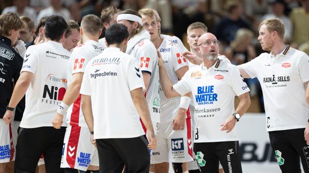 Cheftræner Stefan Madsen savnede i perioder tempo i Aalborg Håndbolds angrebsspil mod Skanderborg Aarhus. <i>Foto: Claus Søndberg</i>