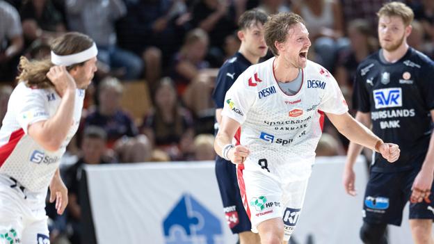 Stregspiller Jesper Nielsen jubler over en af sine fem scoringer i onsdagens kamp i Aarhus. <i>Foto: Claus Søndberg</i>