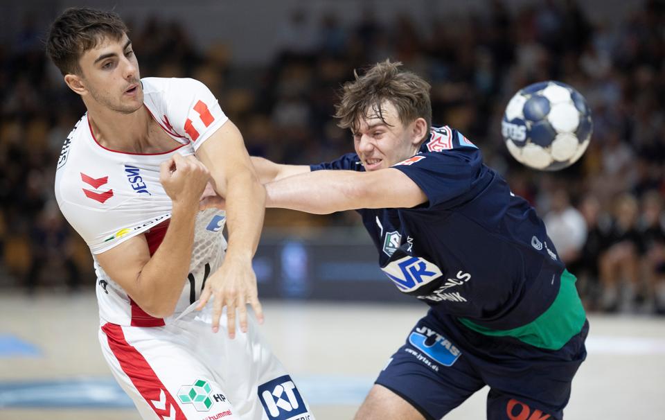 Thomas Arnoldsen gæster sammen med Skanderborg Aarhus Håndbold Aalborg og Mads Hoxer i lørdagens ligamatch. <i>Foto: Claus Søndberg</i>