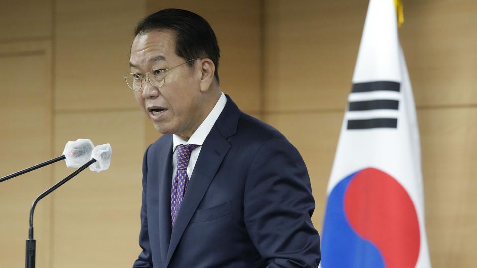 Den sydkoreanske genforeningsminister Kwon Youngse opfordrer til, at Nordkorea og Sydkorea løser dilemmaet med adskilte familier, siger ministeren på en briefing på tv. (Arkivfoto). <i>Ahn Young-Joon/Ritzau Scanpix</i>