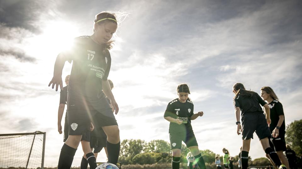 Børn og unge fra socialt udsatte boligområder er med hjælp fra integrationsinitiativet Get2Sport blevet en del af det danske foreningsliv. Manglende erstatning for penge fra private fonde, som tidligere har været med til at finansiere initiativet, vil betyde, at Danmarks Idrætsforbund må neddrosle på området. <i>Mads Claus Rasmussen/Ritzau Scanpix</i>