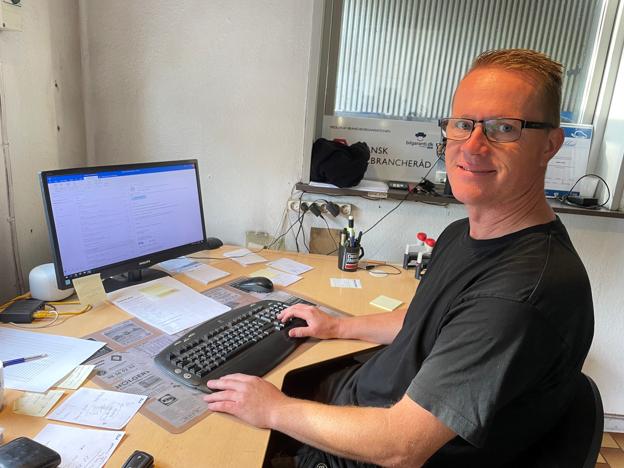 Peter elsker arbejdet med bilerne, men som selvstændig er der også en del arbejde på kontoret. <i>Foto: Jesper Bøss</i>