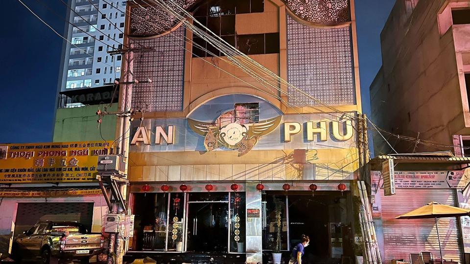 Den delvist udbrændte bygning, hvor en karaokebar nær Ho Chi Minh-byen på kort tid blev omspændt af flammer tidligere på ugen. Mindst 32 omkom. <i>Str/Ritzau Scanpix</i>