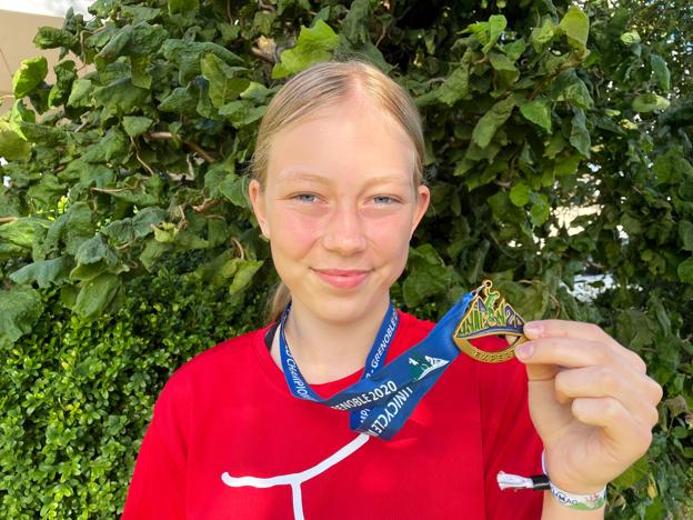16-årige Gry Asferg med sin guldmedalje. <i>Foto: Jesper Bøss</i>