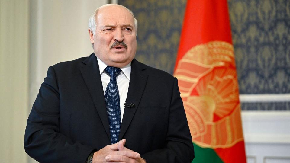 Hvideruslands leder, Alexander Lukasjenko, har i et interview med det russiske nyhedsbureau Tass udtalt, at præsident Vladimir Putin, aldrig har lagt op til, at Hviderusland burde lægges sammen med Rusland. "Præsident Putin har aldrig sagt til mig: "Hør, I bør blive en del af Rusland. Aldrig", siger han. <i>Alexander Nemenov/Ritzau Scanpix</i>