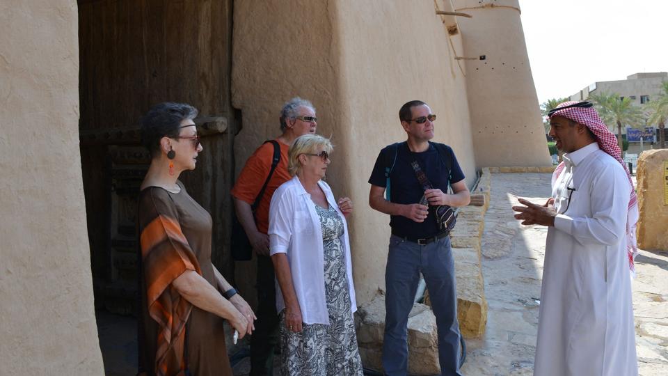 Polske turister bliver viste rundt af guide i Kong Abdulaziz-museet i den saudiarabiske hovedstad, Riyadh. Myndighederne er fast besluttet på, at omkring 30 millioner udenlandske turister skal besøge landet årligt fra 2030. (Arkivfoto) <i>Fayez Nureldine/Ritzau Scanpix</i>