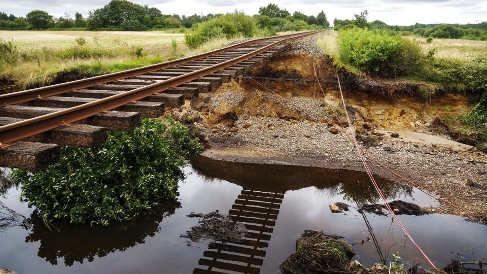 Jorden skyllede væk under et togspor på en del af togstrækningen mellem Skjern og Herning i forbindelse med et skybrud i august. Det ventes at være genetableret i slutningen af september. Billedet er fra 27. august - dagen efter skybruddet. <i>Bo Amstrup / Ritzau Scanpix/Ritzau Scanpix</i>