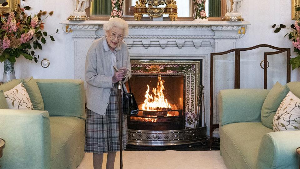 Den 96-årige britiske dronning Elizabeth er syg, og læger har udtrykt bekymring for hendes helbred. Dronningen er på slottet Balmoral i Skotland. <i>Jane Barlow/Ritzau Scanpix</i>
