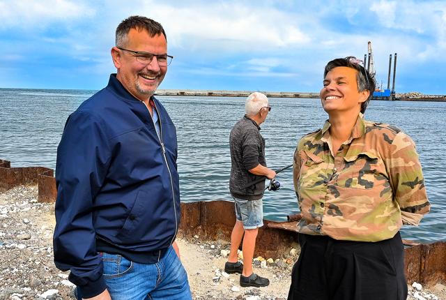 Havnedirektør Søren Zohnesen og turistchef Mai Manaa glæder sig begge til lørdagens lystfiskerkonkurrence Hanstholm Havne Cup og samarbejdet om at give lystfiskernes plads på havnen. <i>Foto: Ole Iversen</i>