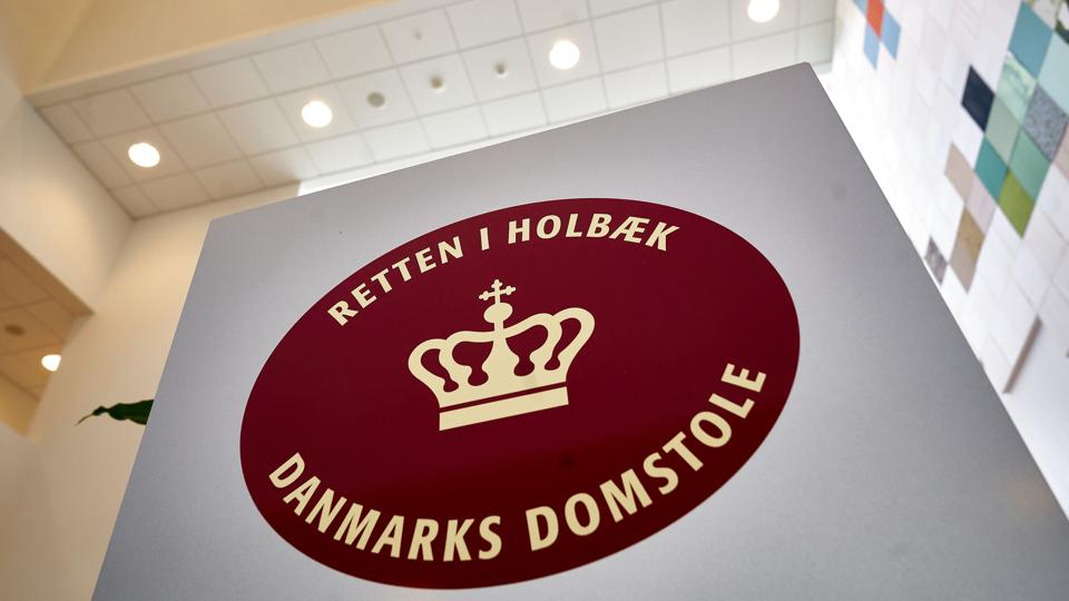 En 35-årig mand, hans 31-årige hustru og 37-årige bror er ved Retten i Holbæk tiltalt for at have planlagt terror. I en villa i Holbæk blev der fundet 16 kilo kemikalier, tændsnor, 166 stålkugler og tre skydevåben. De nægter sig skyldige. (Arkivfoto). <i>Signe Goldmann/Ritzau Scanpix</i>