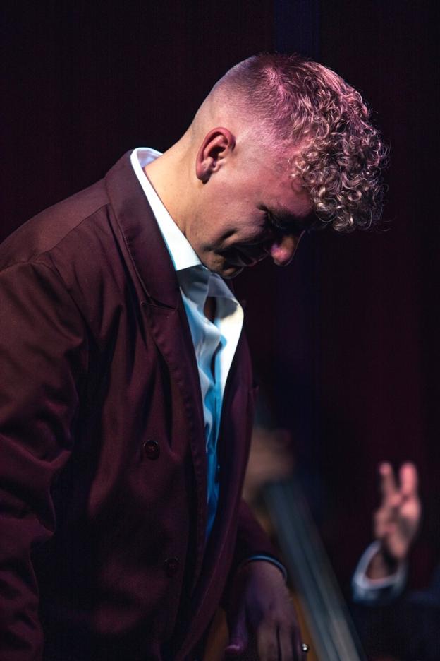 I forbindelse med pladeudgivelsen holdt Emil Otto release-koncert på Huset i Hasserisgade torsdag 1. september - og kan nu opleves på i hhv. Aarhus, København og Skanderborg, inden han vender tilbage til de nordjyske og aaborgensiske scener. <i>Foto: Lucas Illanes</i>