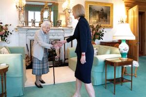Bekymrede britiske ledere: Hele landet tænker på dronningen