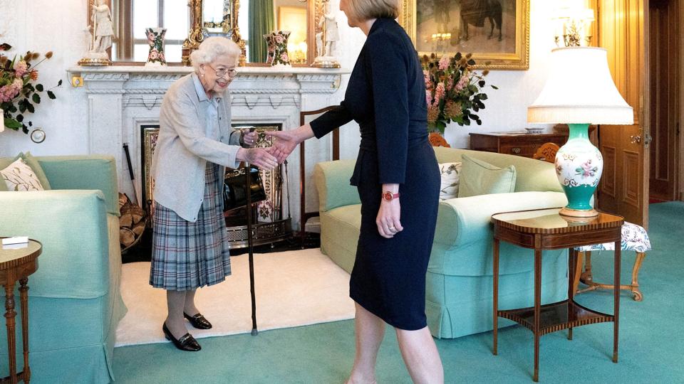 Den nye premierminister Liz Truss mødte tirsdag dronning Elizabeth. Her blev Truss anmodet om at danne regering ved et 30 minutter langt ceremonielt møde. <i>Pool/Reuters</i>