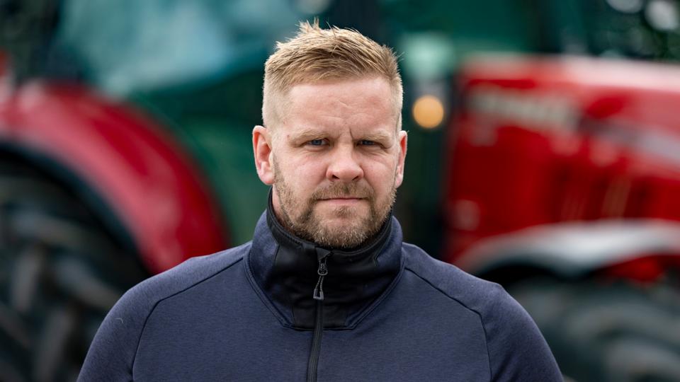 Egentlig ville Rasmus slet ikke være svineproducent. Han er uddannet både tømrer og landmand og arbejdede med økonomisk rådgivning, da hans kones onkel, Jens, for for fire år siden gav ham et tilbud, han ikke kunne afslå. <i>Foto: Martél Andersen</i>