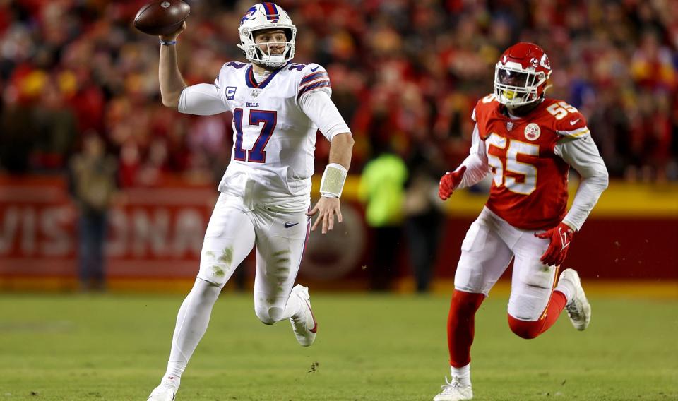 Buffalo Bills' quarterback Josh Allen håber på, at det bliver i denne sæson, han fører sit mandskab hele vejen. I seneste sæson blev det til et slutspilsnederlag i divisionsrunden mod Kansas City Chiefs efter overtid. Det var et opgør, som mange efterfølgende kaldte en af de bedste NFL-kampe i mange år. <i>Jamie Squire/Ritzau Scanpix</i>