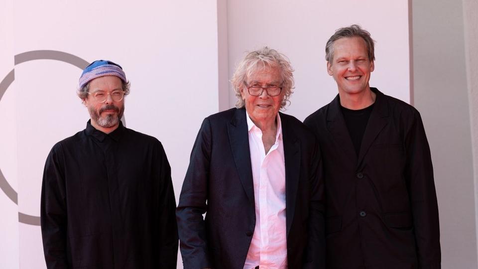 De to instruktører Jørgen Leth (i midten) og Andreas Koefoed (til højre) i Venedig med jazzmusikeren Jakob Bro (til venstre). <i>Dario Caruso, handout Cineuropa/Free</i>