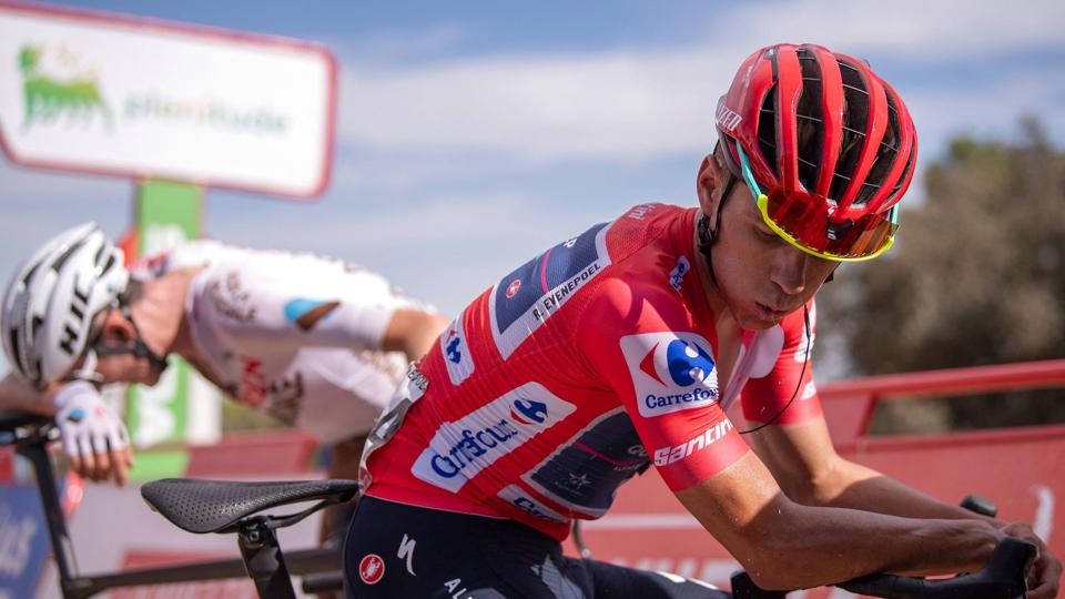 Remco Evenepoel er på kurs mod den samlede sejr i Vuelta a España. <i>Foto: Jorge Guerrero/Ritzau Scanpix</i>