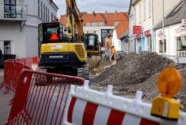 Det er ikke længe siden, Korsgade i Thisted sidst var spærret på grund af gravearbejde - nu er gaden lukket endnu en måned, fortæller Thisted Vand. <i>Foto: Bo Lehm</i>