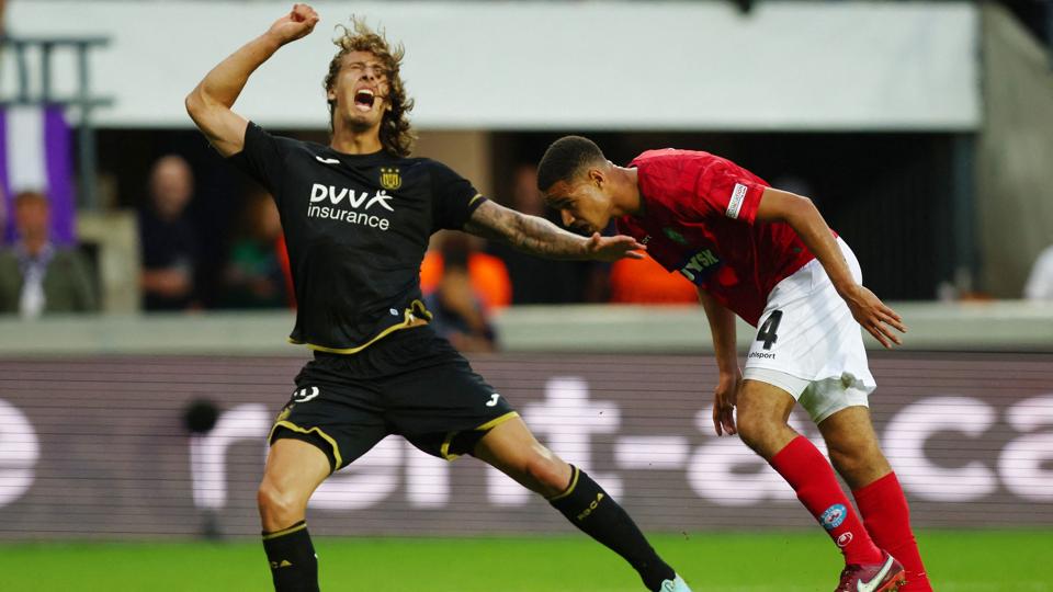 Joel Felix (til højre) begik straffespark mod Anderlecht. Det var ikke i denne situation, at straffesparket blev begået. <i>Johanna Geron/Reuters</i>