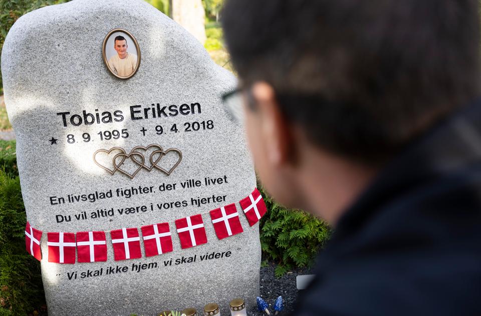 Tobias Eriksen ligger begravet på Almen Kirkegård i Aalborg - i fodbolddragten fra den klub, der betød så meget for ham. <i>Foto: Claus Søndberg</i>